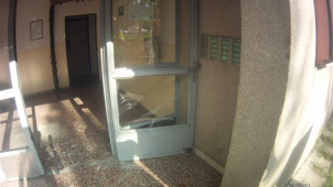 Silně podnapilý muž prokopl skleněné dveře