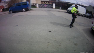 Silnici podemlela voda, situaci řešili strážníci