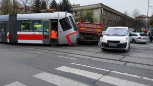 Tramvaj se srazila s náklaďákem