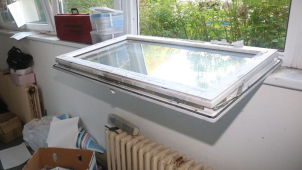 Neznámý muž se vloupal do výrobní haly