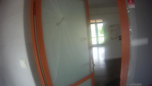 Rozbité dveře v jednom z brněnských bytů měl rozkopnout soused