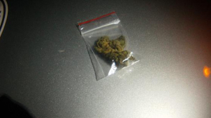 Mladík při spatření strážníků vypnul světla auta a zrychlil