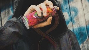 Přímo pod kamerami posprejovali čtyři umělci ostrůvek tramvaje