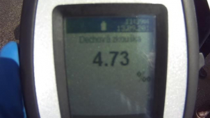 Silně opilá dvojice ulehla před polednem na zastávce