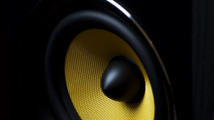 Muž rušil noční klid hlasitou hudbou a rozkazoval strážníkům