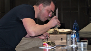 Maxijedlík Jarda Němec snědl v Brně nejsmradlavější menu světa