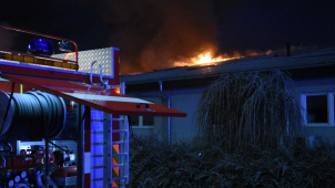 Při požáru v Holasicích byl vyhlášen třetí stupeň poplachu