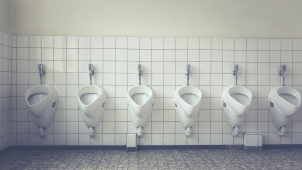 Cizinec se nepohodl na toaletách