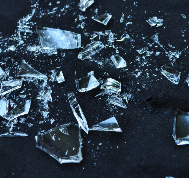 Mladík údajně rozbil skleněnou výlohu, strážníci ho našli v parku