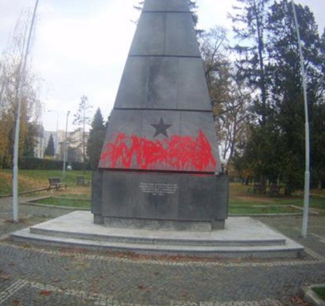 Neznámý pachatel polil pomník rudoarmějců červenou barvou