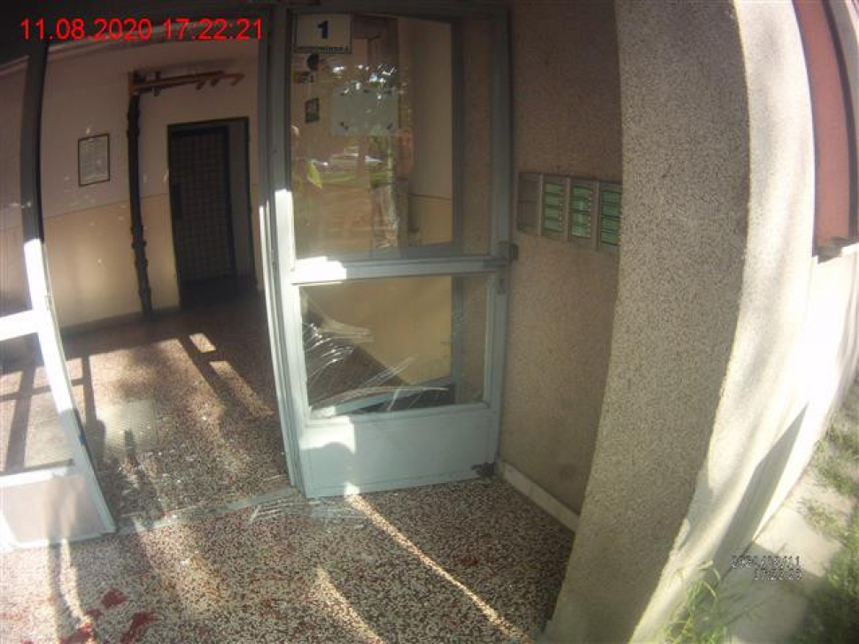 Silně podnapilý muž prokopl skleněné dveře