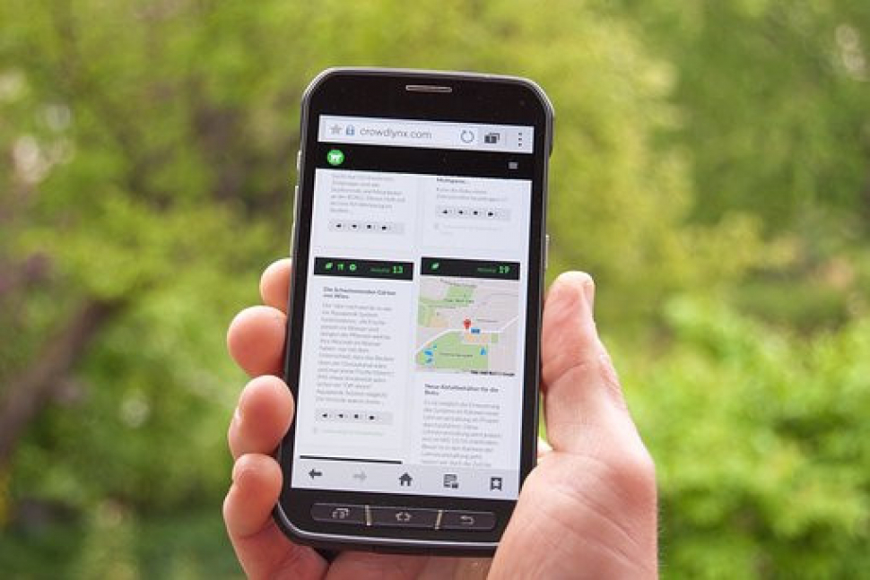 Hudebníkovi se krátký odpočinek u kašny nevyplatil