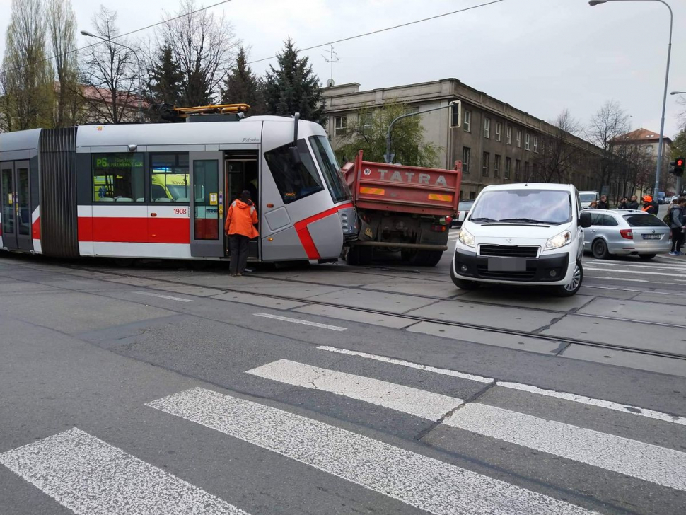 Tramvaj se srazila s náklaďákem