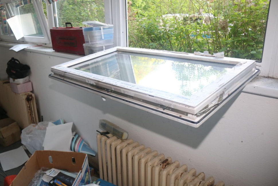 Neznámý muž se vloupal do výrobní haly