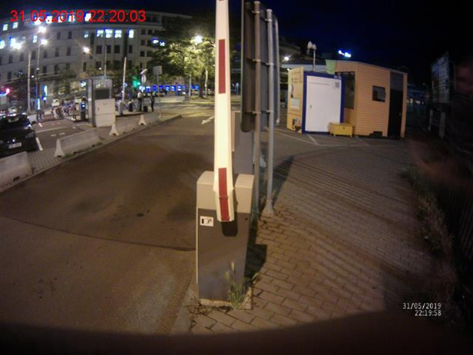 Dva muži v Brně zlomili závoru na parkovišti