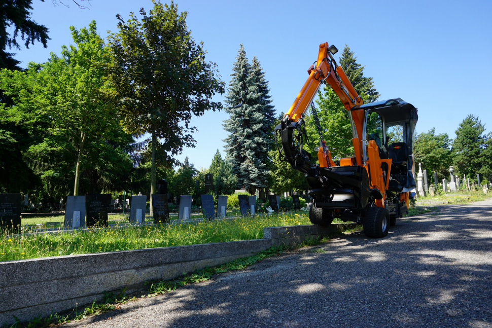 Na ústředním hřbitově mají nový bagr