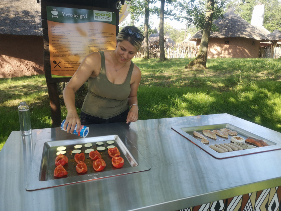 FOTO: V Zoo Brno funguje veřejný gril