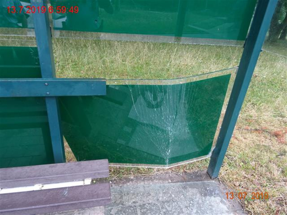 Aktualizováno: Muž prokopl zastávku, sám se šel přiznat