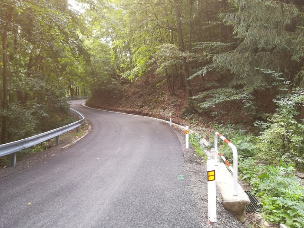 Oprava cesty mezi Adamovem a Útěchovem skončila