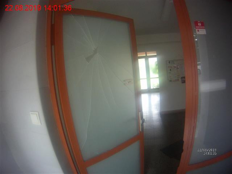 Rozbité dveře v jednom z brněnských bytů měl rozkopnout soused