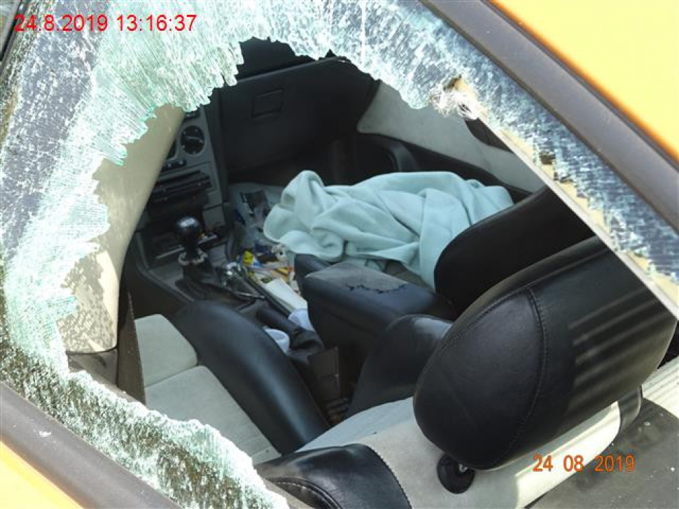 Strážníci našli v autě s rozbitým okénkem spícího muže