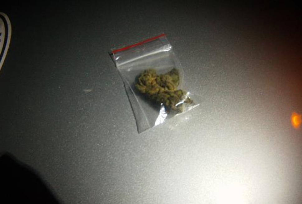 Mladík při spatření strážníků vypnul světla auta a zrychlil