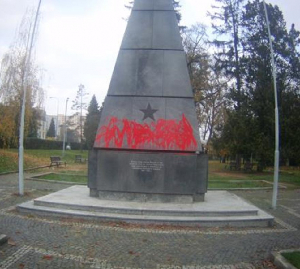 Neznámý pachatel polil pomník rudoarmějců červenou barvou