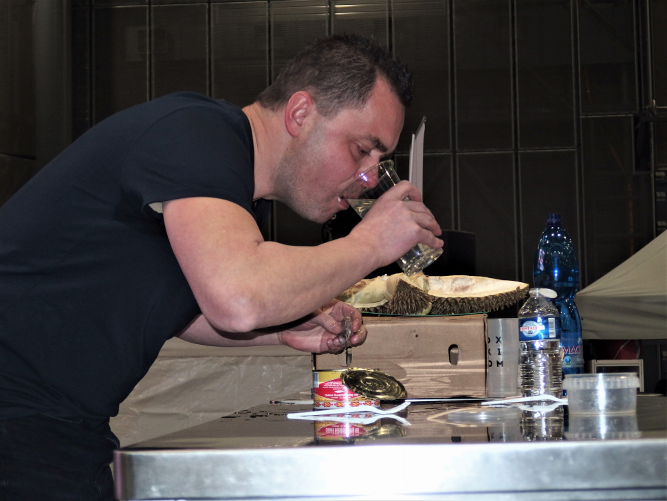 Maxijedlík Jarda Němec snědl v Brně nejsmradlavější menu světa