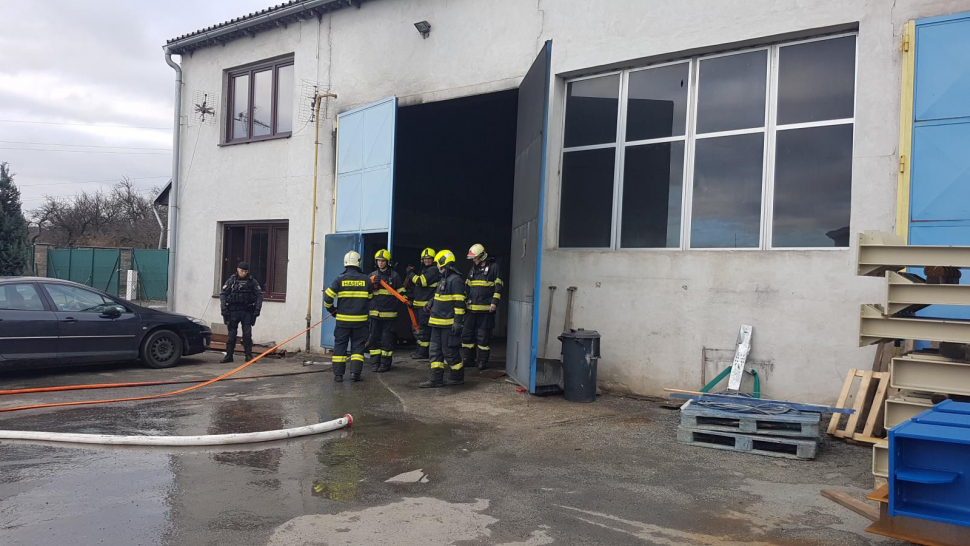 V brněnské průmyslové hale hořel stroj