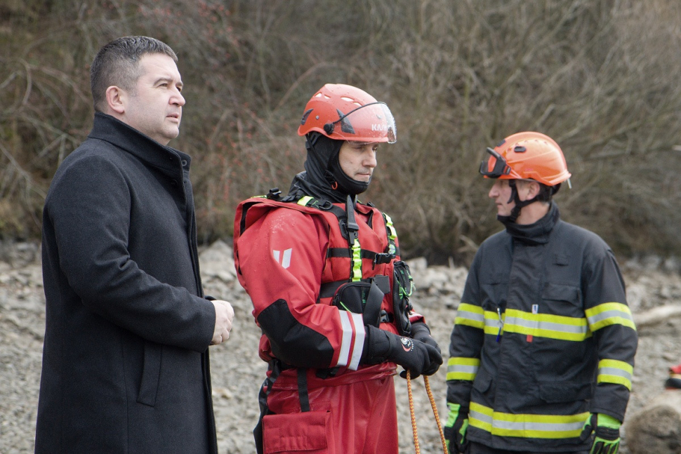 Ministr Hamáček navštívil krajské hasiče
