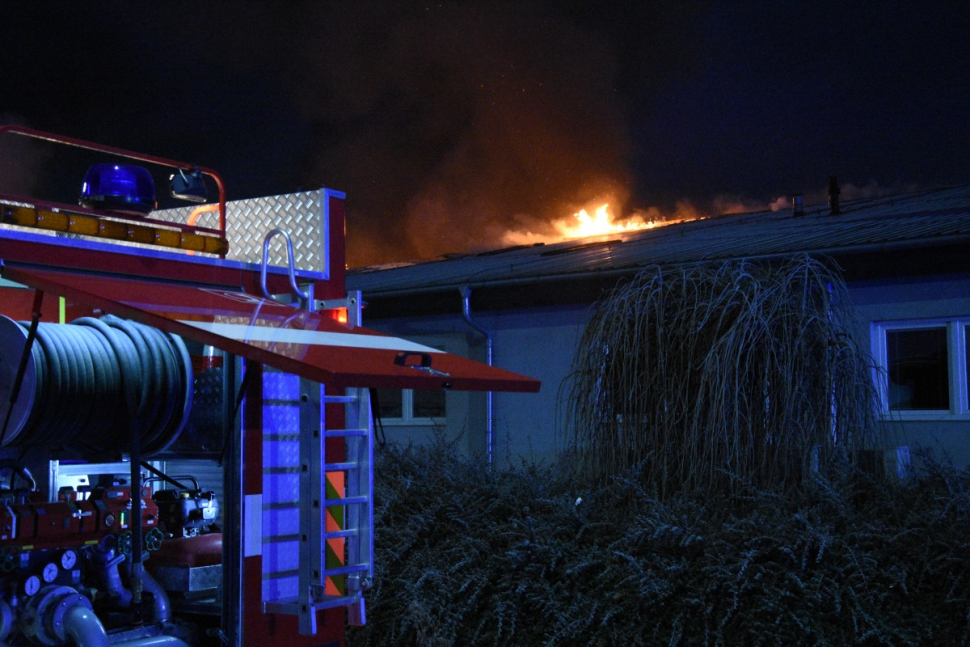 Při požáru v Holasicích byl vyhlášen třetí stupeň poplachu