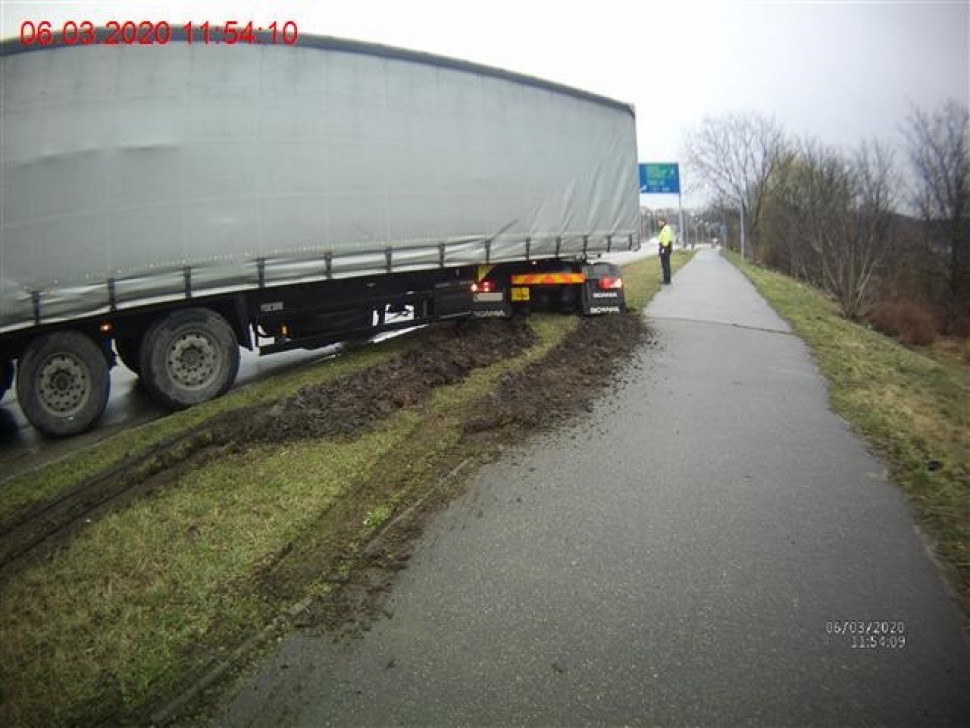 Řidič kamionu vjel na trávník a zablokoval provoz